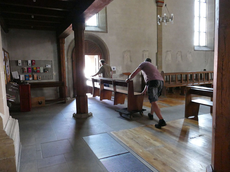 Räumung des Restinventars und der Kirchenbänke aus der Kirche (Foto: Karl-Franz Thiede)